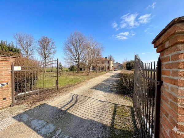 casa indipendente in vendita ad Ostellato in zona Rovereto