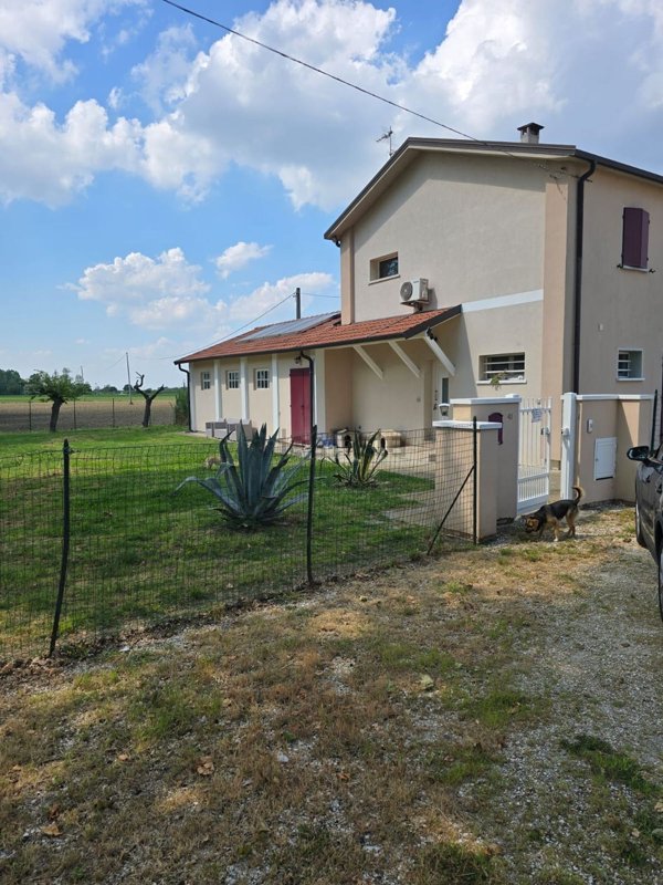casa semindipendente in vendita ad Ostellato