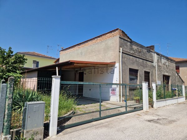casa indipendente in vendita a Voghiera in zona Voghenza