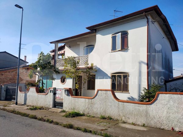 casa indipendente in vendita a Goro