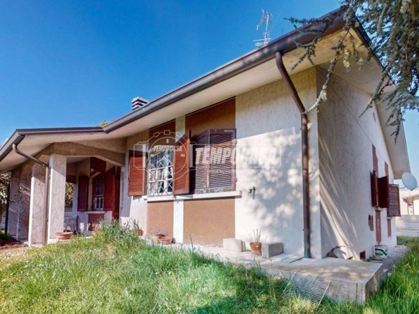 casa indipendente in vendita a Terre del Reno in zona Mirabello