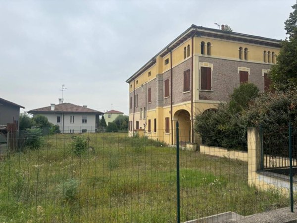 intera palazzina in vendita a Terre del Reno in zona Mirabello