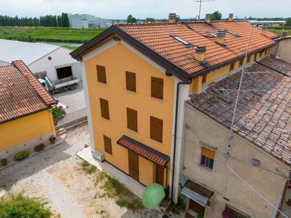 casa indipendente in vendita a Terre del Reno in zona Sant'Agostino