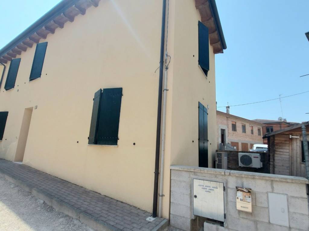 casa indipendente in vendita a Terre del Reno in zona Mirabello