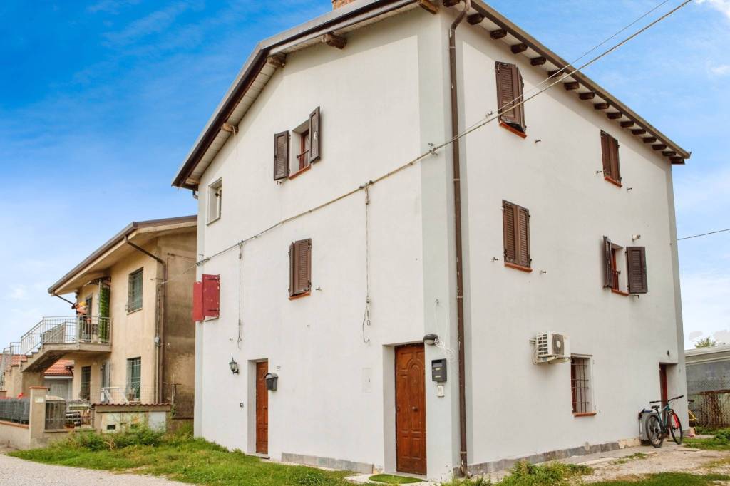 casa indipendente in vendita a Terre del Reno in zona Sant'Agostino
