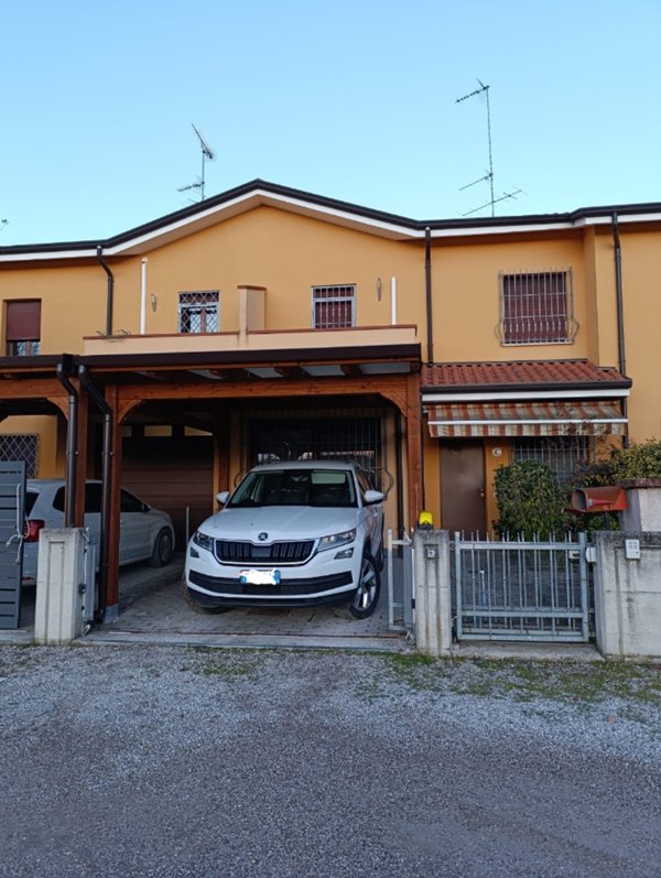 casa indipendente in vendita a Terre del Reno in zona Sant'Agostino