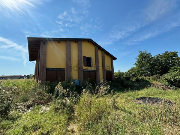 locale di sgombero in vendita a Terre del Reno in zona Sant'Agostino