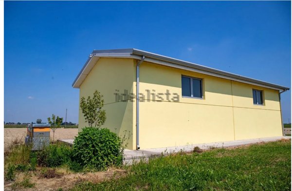 locale di sgombero in vendita a Terre del Reno in zona Sant'Agostino