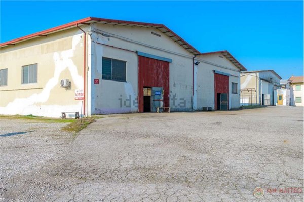 locale di sgombero in vendita a Terre del Reno in zona Mirabello