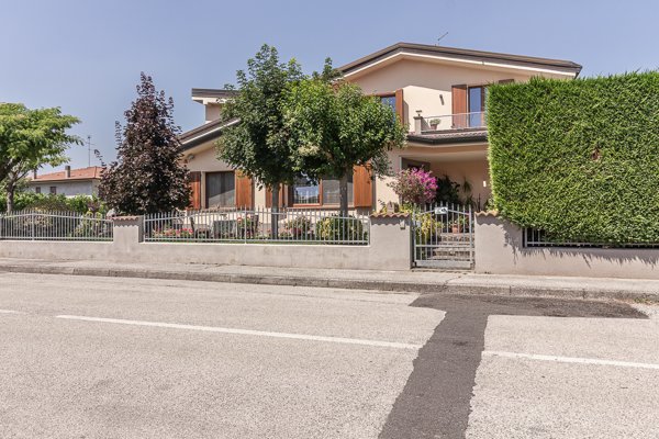 casa indipendente in vendita a Terre del Reno
