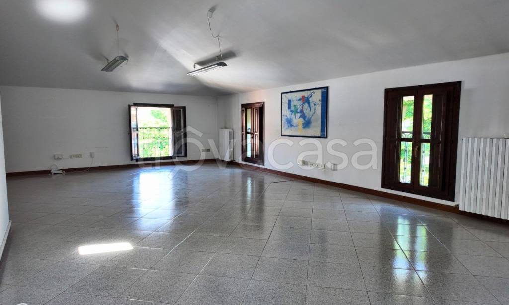 ufficio in vendita a Terre del Reno in zona Mirabello