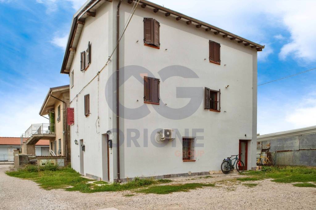casa indipendente in vendita a Terre del Reno in zona Sant'Agostino