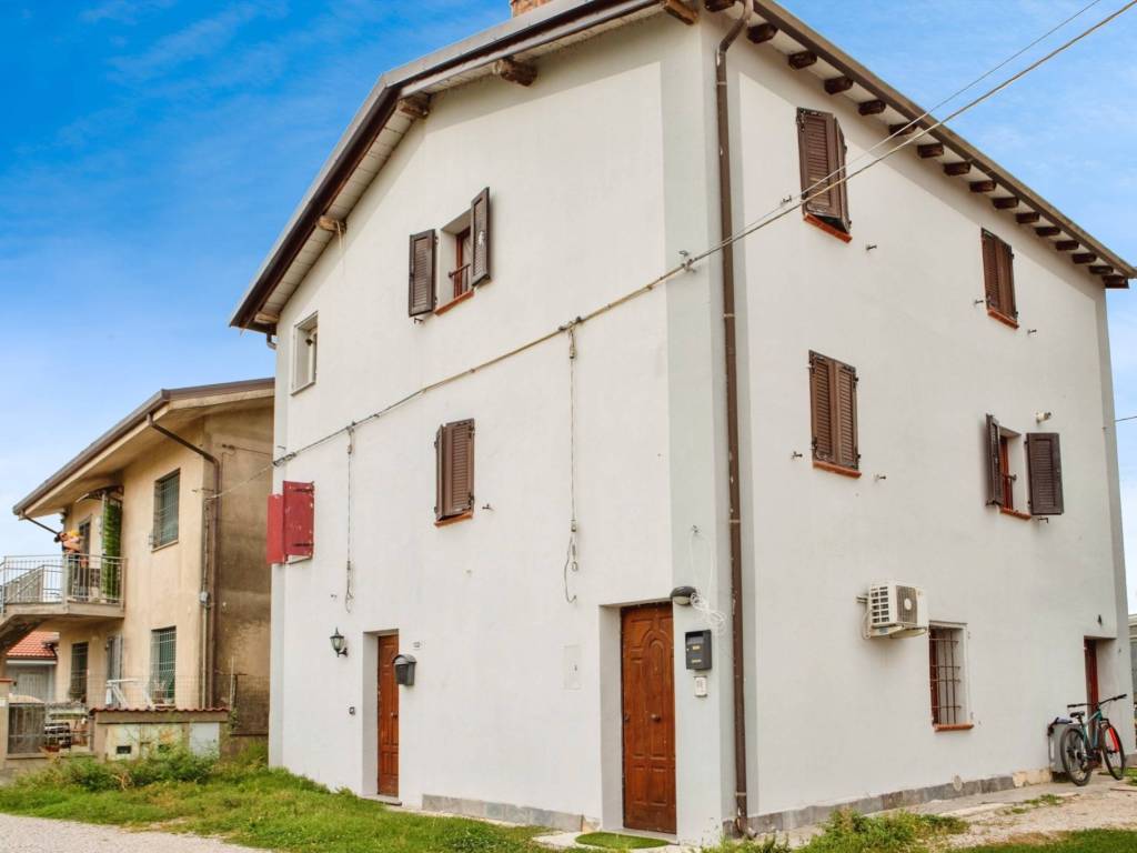 casa indipendente in vendita a Terre del Reno in zona Sant'Agostino