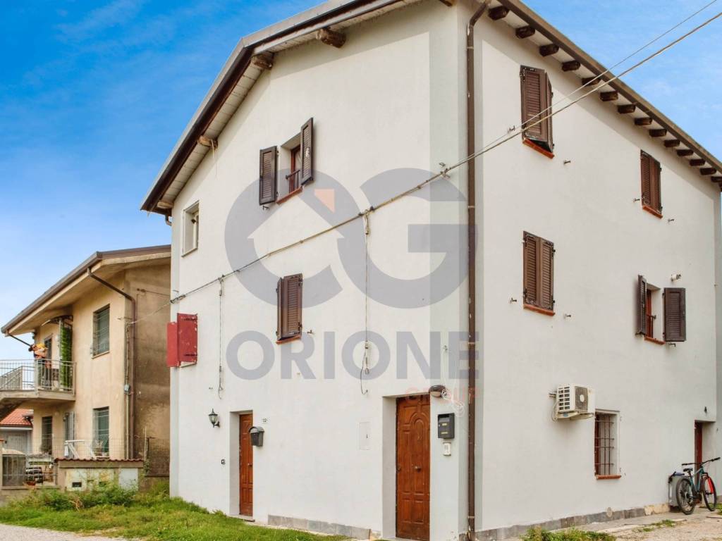 casa indipendente in vendita a Terre del Reno in zona Sant'Agostino