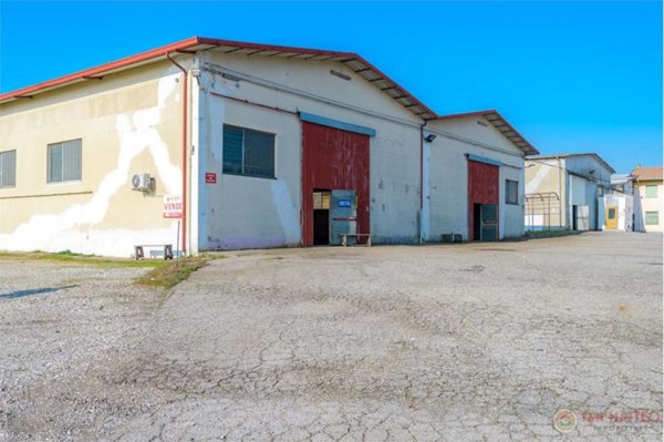 locale di sgombero in vendita a Terre del Reno in zona Mirabello
