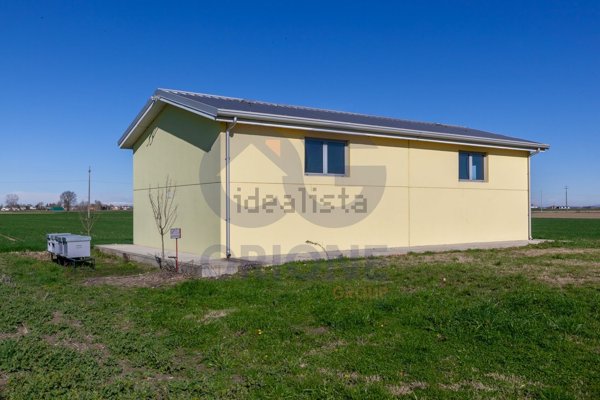 locale di sgombero in vendita a Terre del Reno