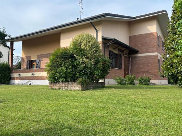 casa indipendente in vendita a Terre del Reno in zona Mirabello