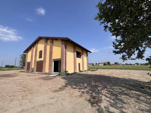 locale di sgombero in vendita a Terre del Reno