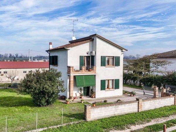casa indipendente in vendita a Riva del Po in zona Serravalle