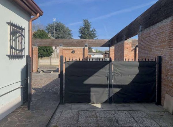 negozio in vendita a Riva del Po in zona Ro