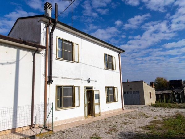 casa indipendente in vendita a Riva del Po