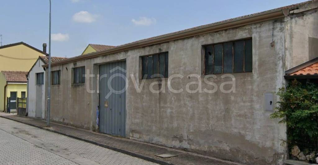 locale di sgombero in vendita a Riva del Po in zona Serravalle