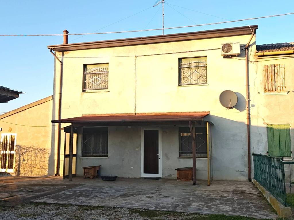 casa indipendente in vendita a Riva del Po in zona Serravalle