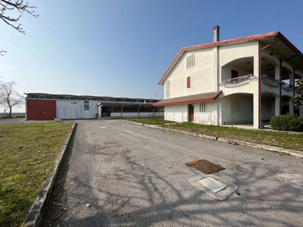 locale commerciale in vendita a Riva del Po in zona Berra