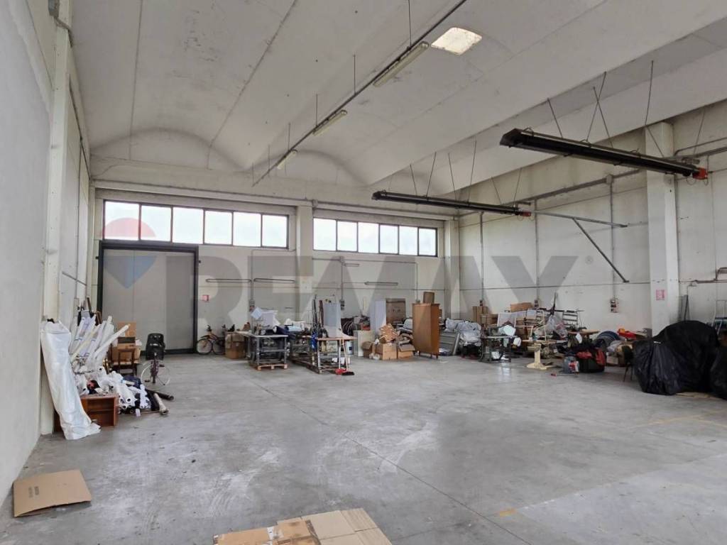 locale commerciale in vendita a Riva del Po in zona Serravalle