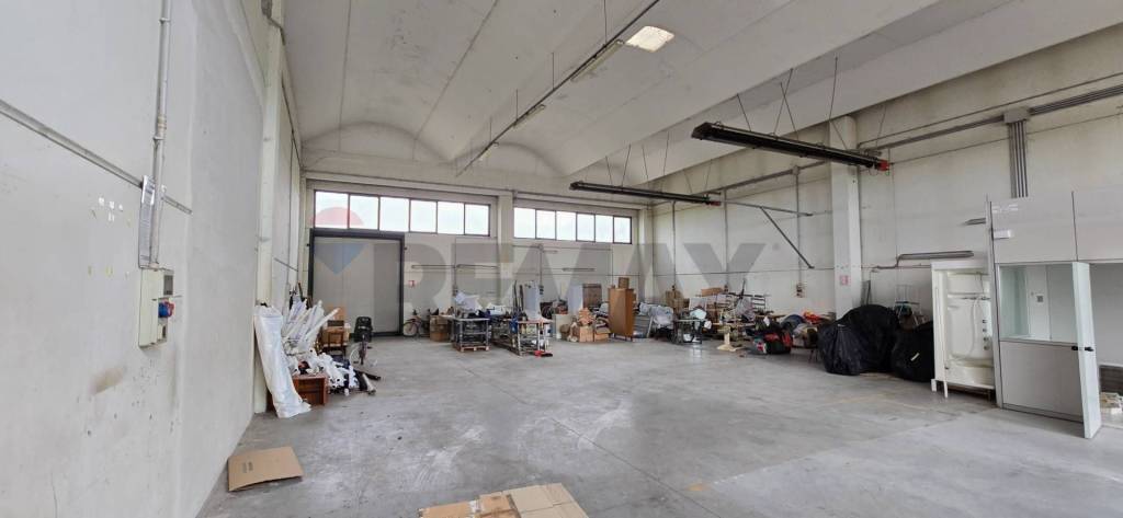 locale commerciale in vendita a Riva del Po in zona Serravalle