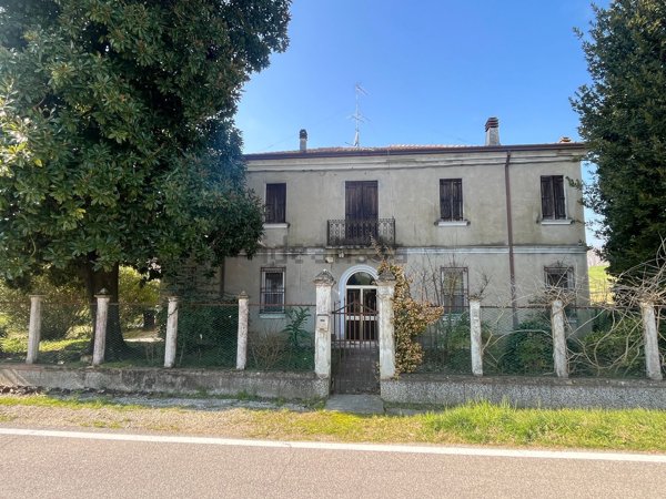 casa indipendente in vendita a Riva del Po in zona Serravalle