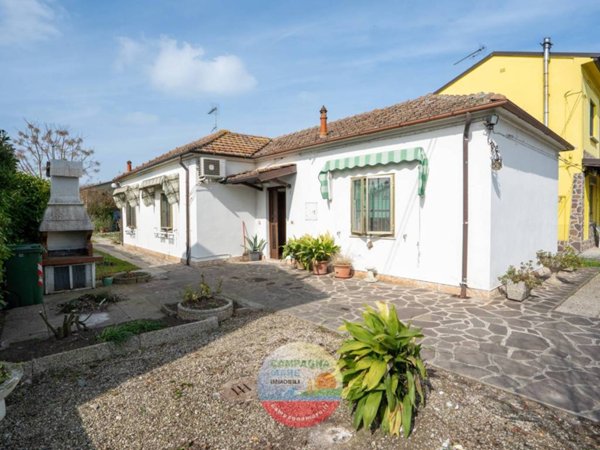 casa indipendente in vendita a Riva del Po in zona Berra