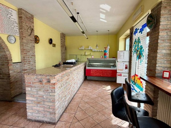 negozio in vendita a Riva del Po in zona Berra