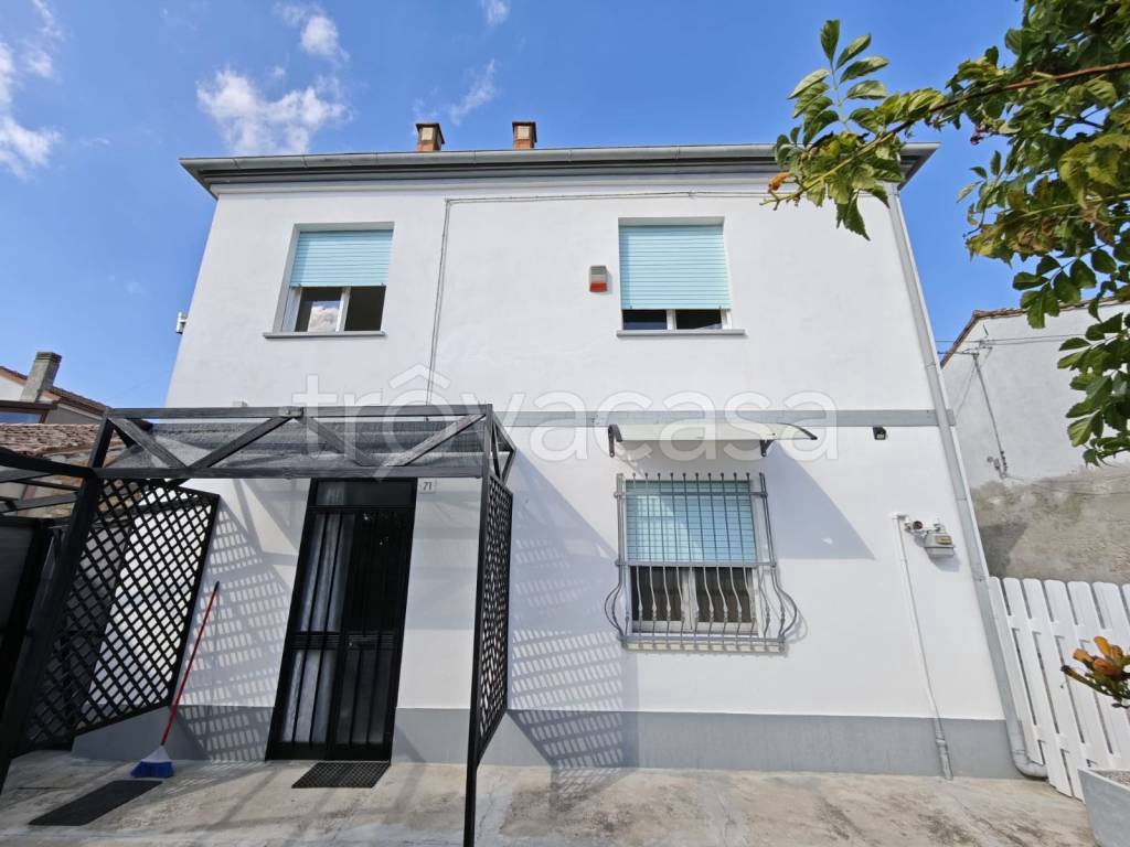 casa indipendente in vendita a Riva del Po in zona Berra