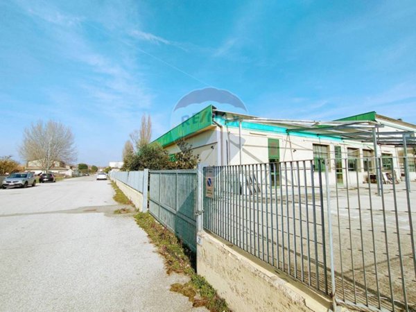negozio in vendita a Tresignana