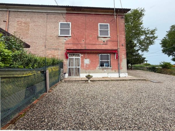 casa indipendente in vendita a Tresignana