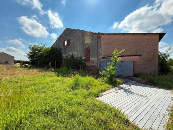 locale di sgombero in vendita a Tresignana