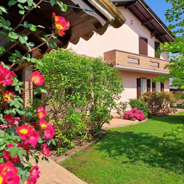 casa indipendente in vendita ad Alfonsine in zona Longastrino