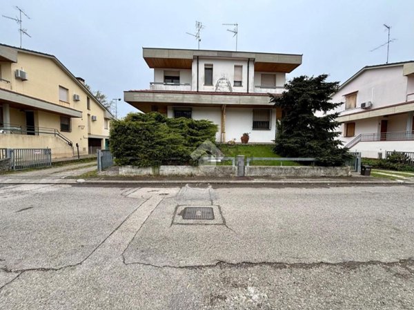 casa indipendente in vendita ad Alfonsine in zona Longastrino