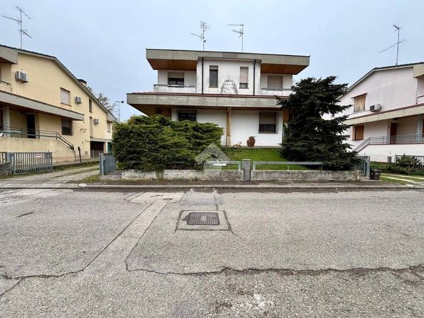 casa indipendente in vendita ad Alfonsine in zona Longastrino