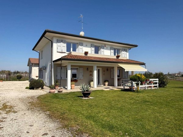 casa indipendente in vendita ad Alfonsine in zona Longastrino