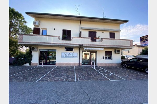 negozio in vendita a Bagnacavallo in zona Glorie