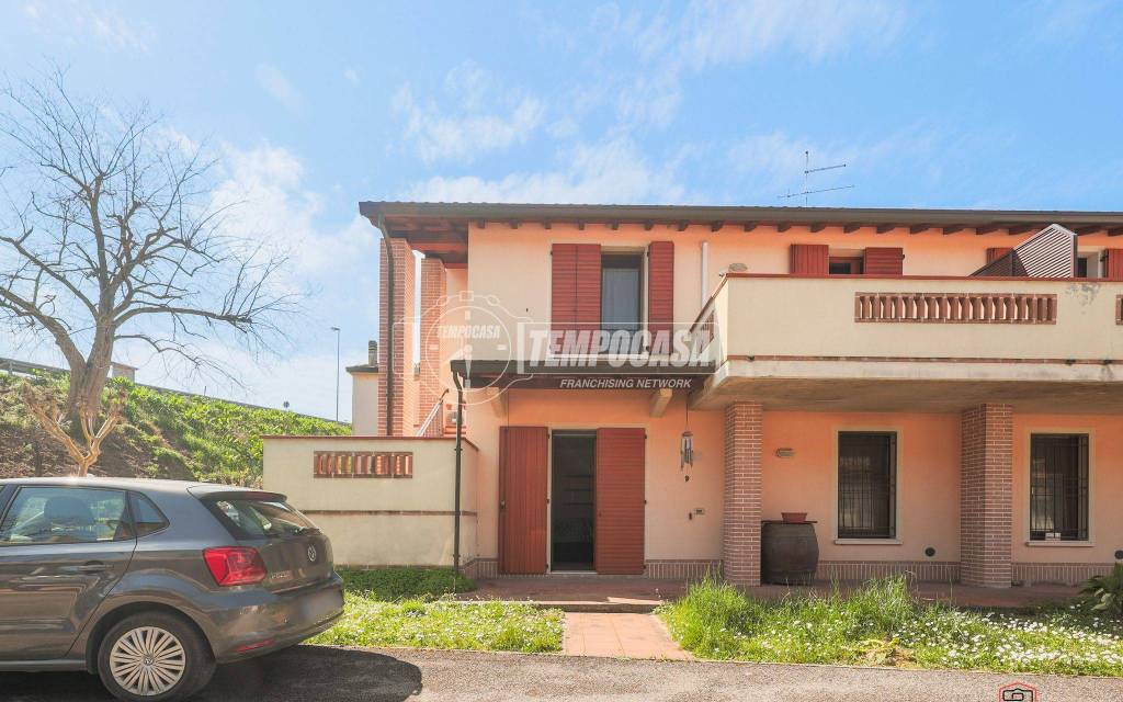 casa indipendente in vendita a Bagnacavallo in zona Villanova