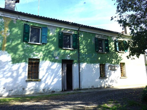 esavano in vendita a Bagnacavallo in zona Villanova