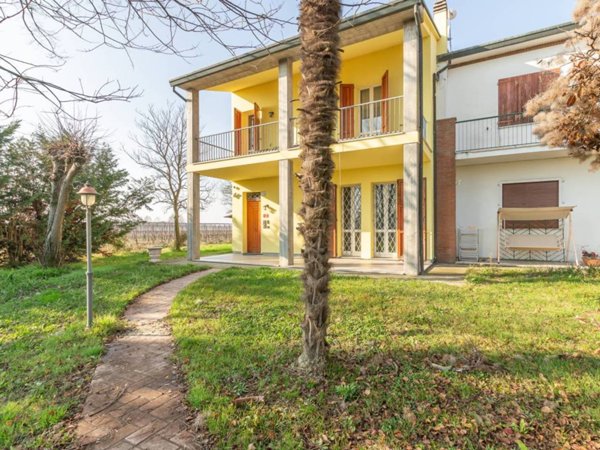 casa indipendente in vendita a Bagnacavallo in zona Traversara