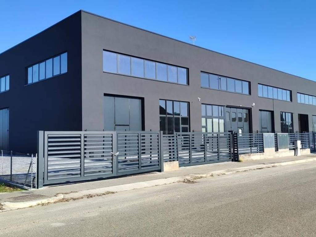 locale commerciale in vendita a Cervia in zona Montaletto