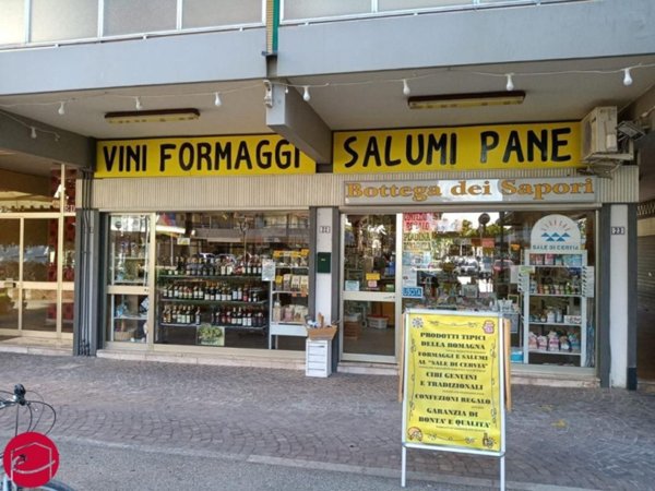 negozio in vendita a Cervia in zona Pinarella