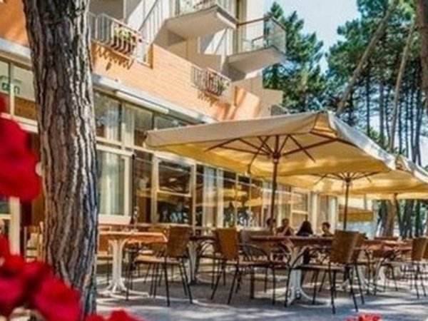 intera palazzina in vendita a Cervia in zona Milano Marittima