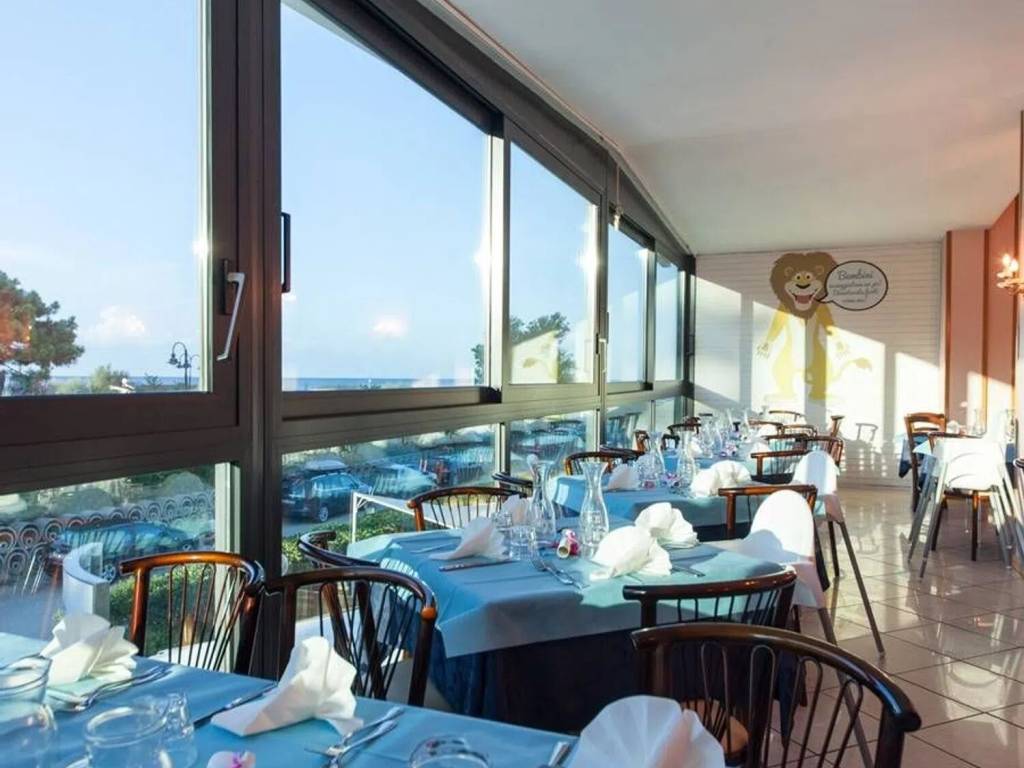 intera palazzina in vendita a Cervia in zona Milano Marittima