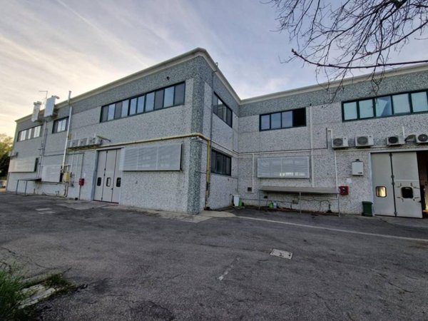 locale commerciale in vendita a Cervia in zona Montaletto
